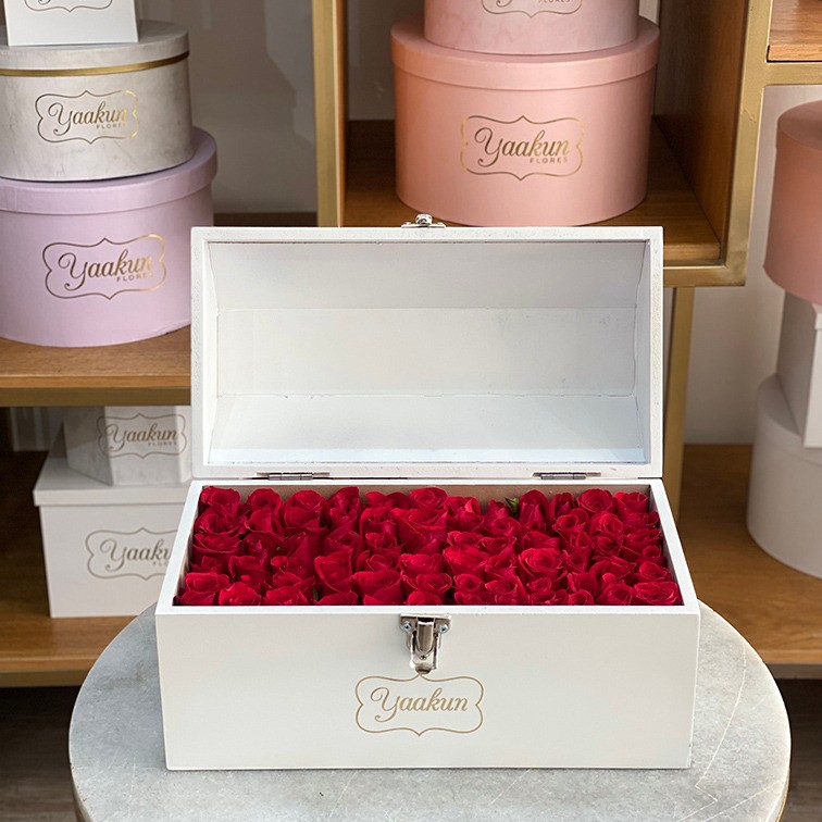 Cofre mediano blanco con 70 rosas ras amor