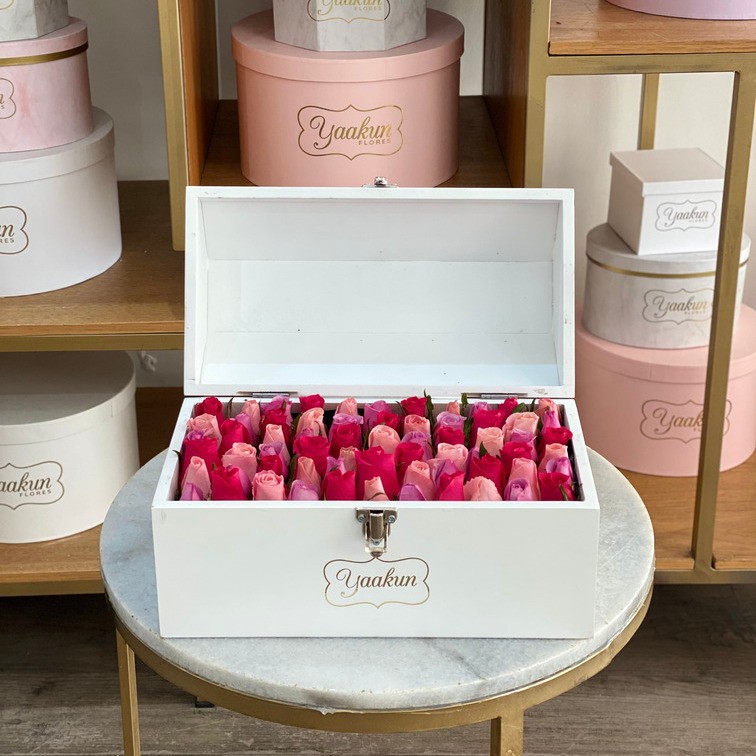 Cofre mediano blanco con 70 rosas ras tonos rosas