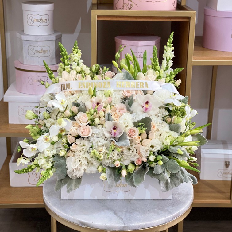 Cofre mediano blanco con flores finas en tonos blancos