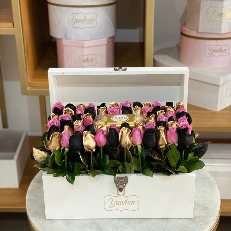 Cofre mediano blanco c/t 60 rosas, lila,negra y dorada & ferreros
