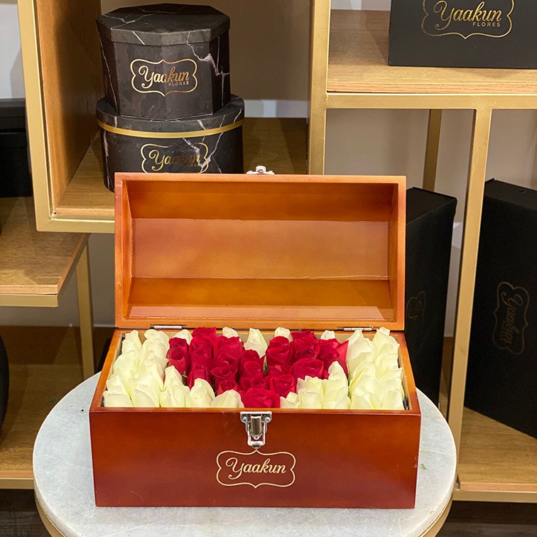 Cofre mediano caoba con 70 rosas ras mi corazón rojo