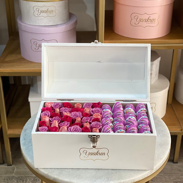 Cofre mediano con 36 rosas fucsia, hermosa lila & kinder