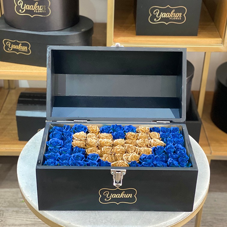 Cofre mediano negro con 70 rosas golden love & blue