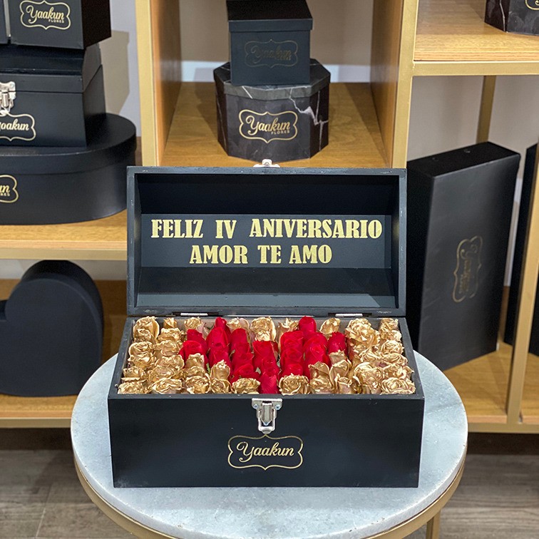 Cofre mediano negro con 70 rosas love & gold