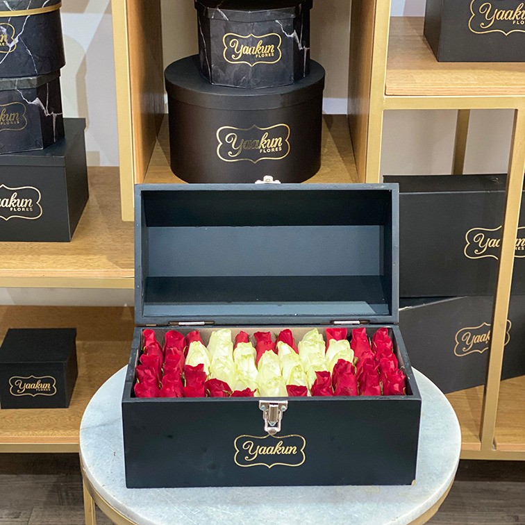 Cofre mediano negro con 70 rosas mi corazón blanco