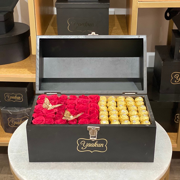 Cofre mediano negro mitad rosa roja mitad ferrero con mariposas