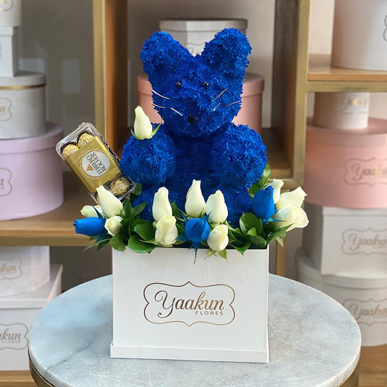 Conejo blue en caja cuadrada blanca con ferrero