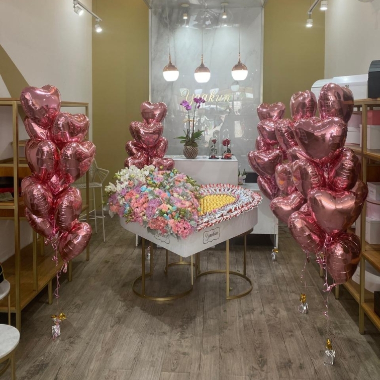 Conjunto corazon sweet con 50 globos de corazon
