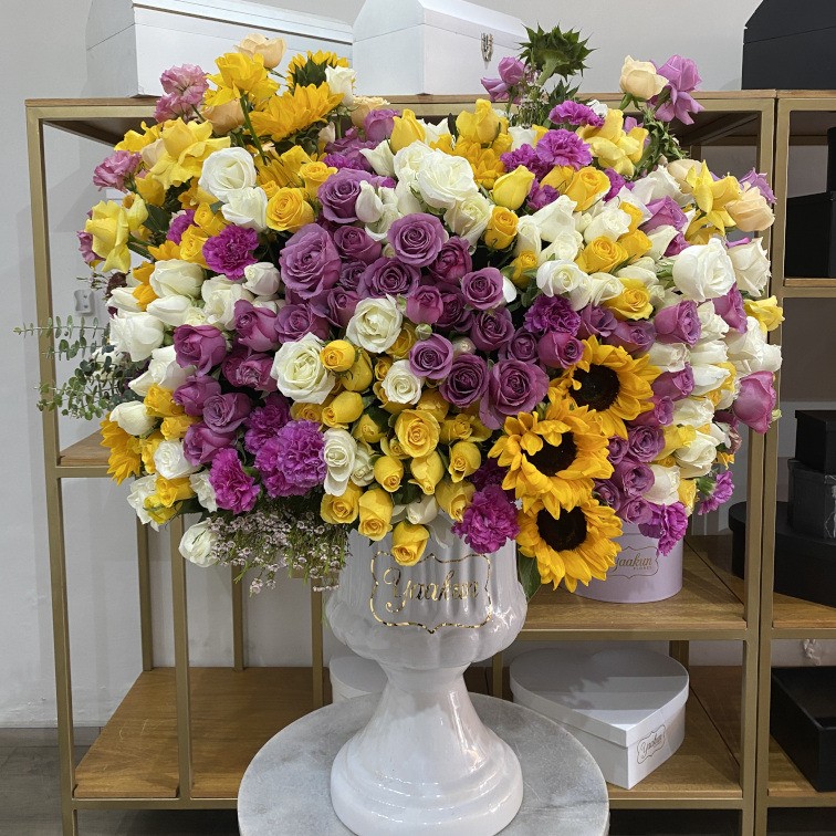 Copa roma con 500 rosas amarillas y moradas, girasoles, tulipanes
