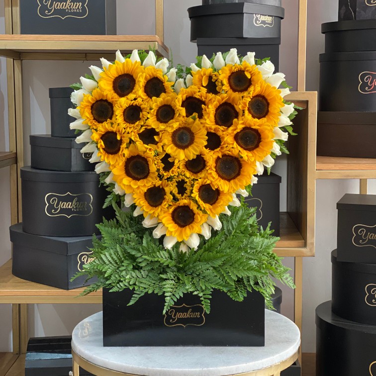 Corazón chico en escultura de girasoles contorno rosa blanca en caja negra