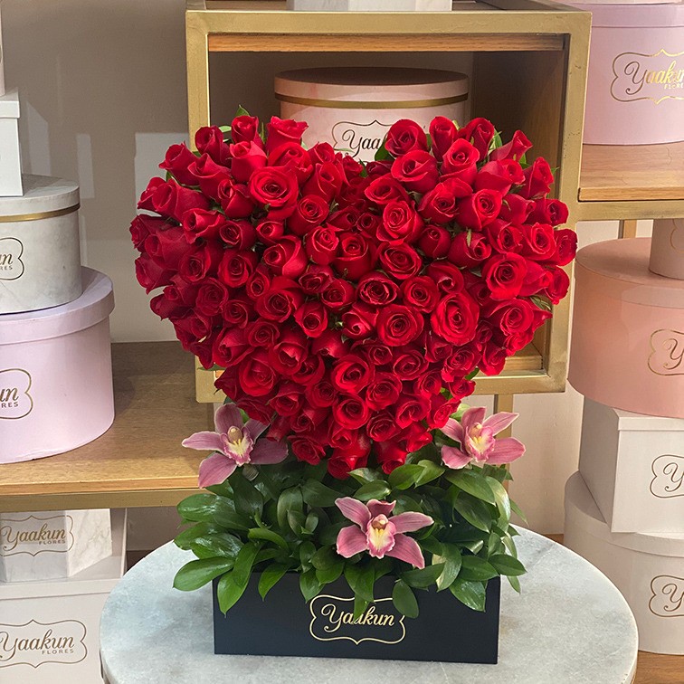 Corazón en escultura de 100 rosas rojas caja negra rosas & cymbidium