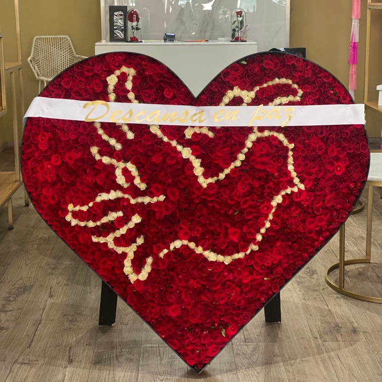 Corazón de 1000 rosas eterno descanso