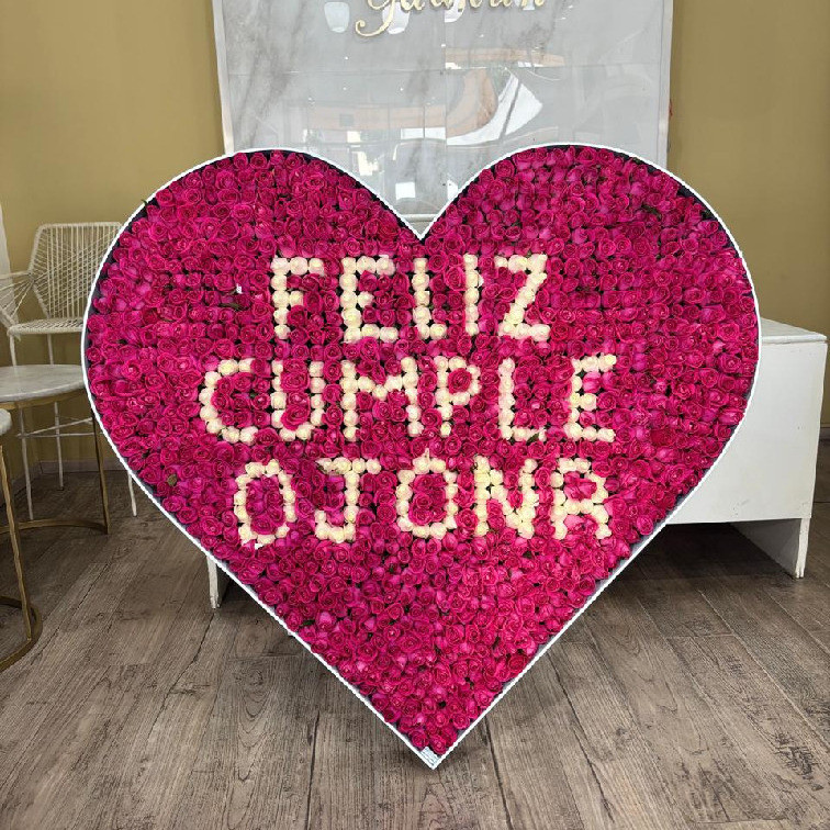 Corazón de 1000 rosas fucsia y letras blancas en caja blanca