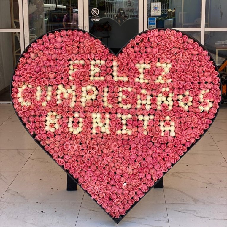 Corazón de 1000 rosas rositas y blancas