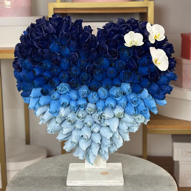 Corazón de 250 rosas degrade en tonos azul con 3 orquídeas phalaenopsis