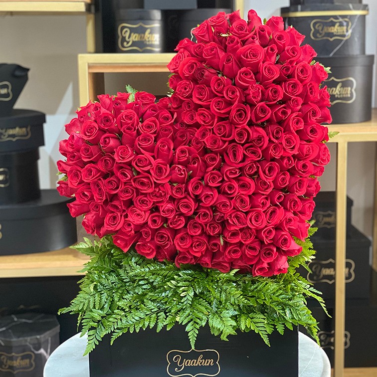 Corazón en escultura de 250 rosas rojas en caja negra corazón rojo inclinado