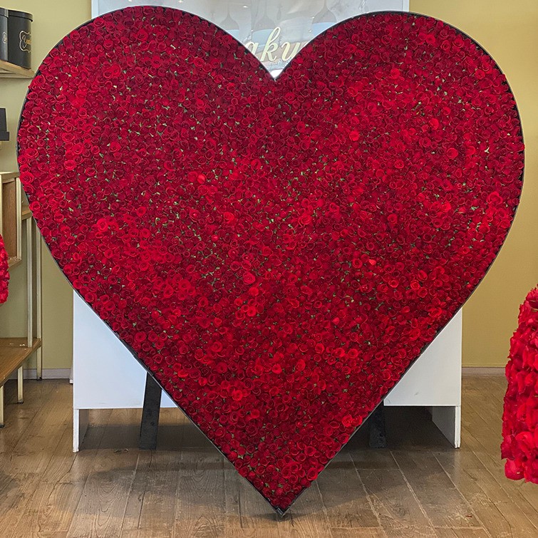 Corazón de 2500 rosas en base de madera amor mio