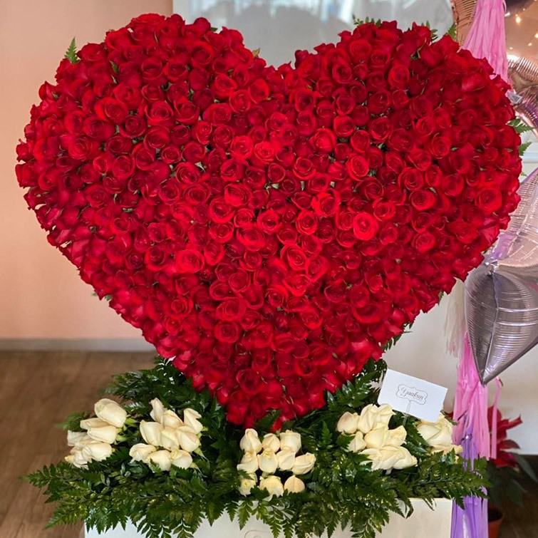 Corazon en escultura de 400 rosas parado rojo con 50 rosas blancas en la base