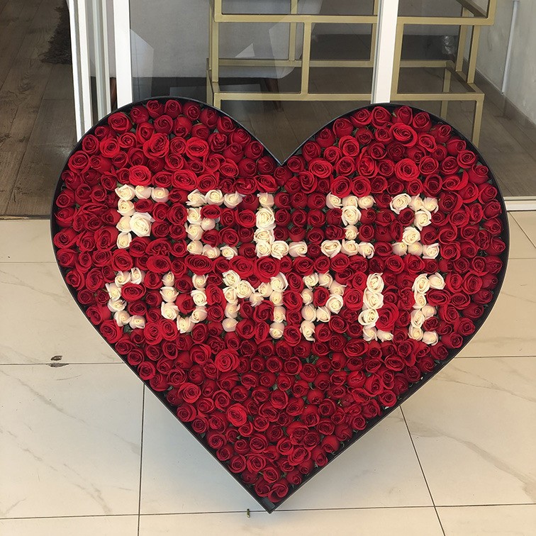 Corazon de 400 rosas rojas feliz cumple base madera
