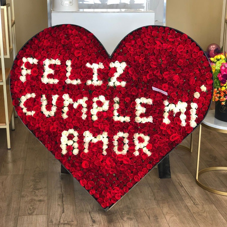 Corazón de mil rosas en base madera