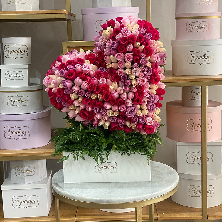 Corazón en escultura de 200 rosas en caja corazón inclinado tonos pasteles