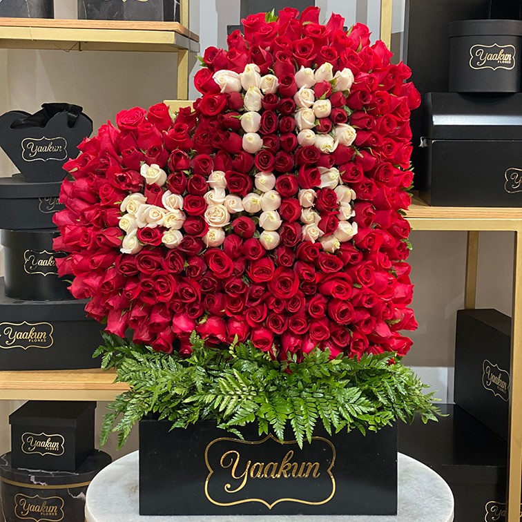 Corazón en escultura de 250 rosas corazón inclinado te amo
