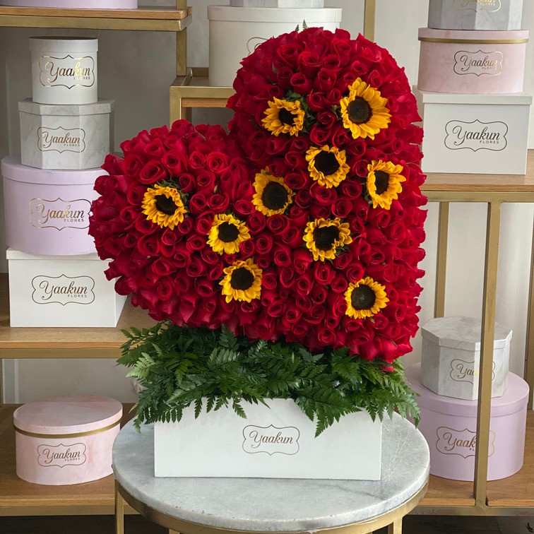 Corazón en escultura de 250 rosas rojas & 10 girasoles en base blanca