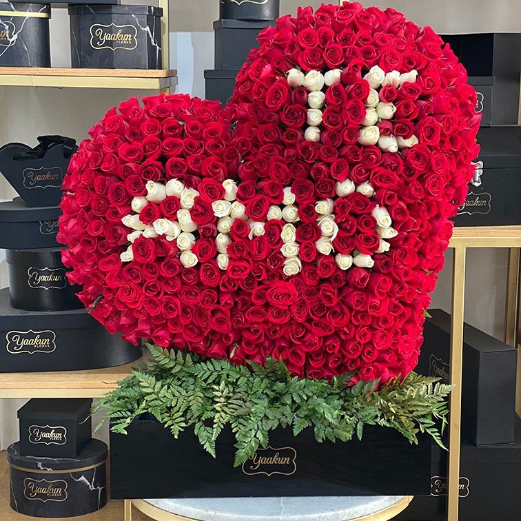 Corazón en escultura de 400 rosas rojas corazón inclinado te amo