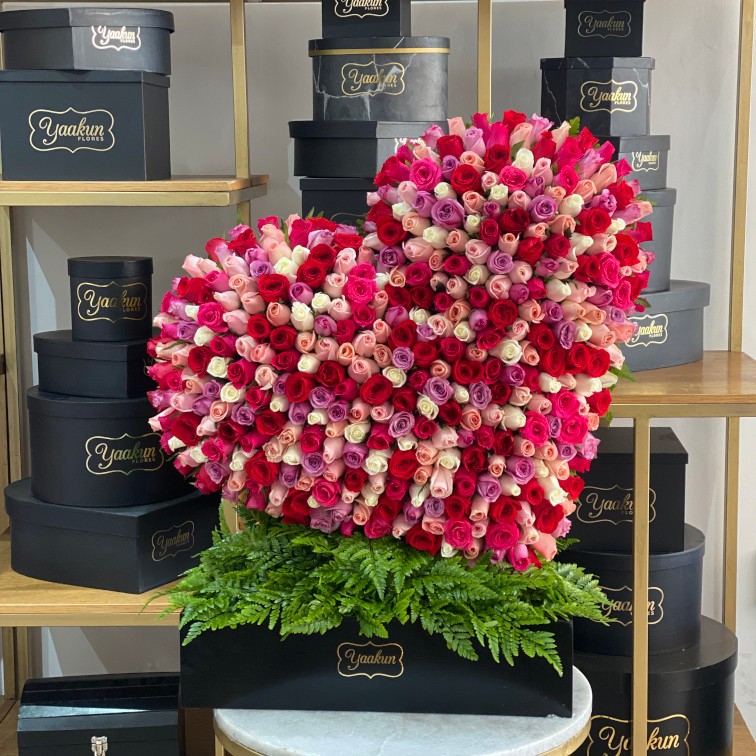 Corazón en escultura de 400 rosas en caja corazón inclinado tonos pasteles y toques de rojo