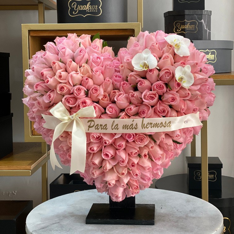 Corazón es escultura de 250 rosas rositas con 3 phalenosis