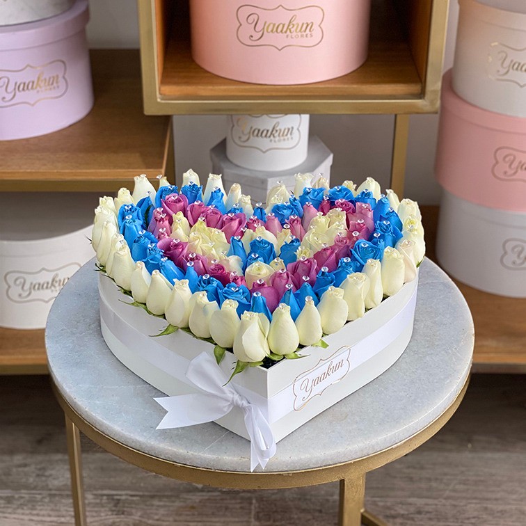 Corazón s/t destellos de 100 rosas lila, azul y blanco en caja blanca