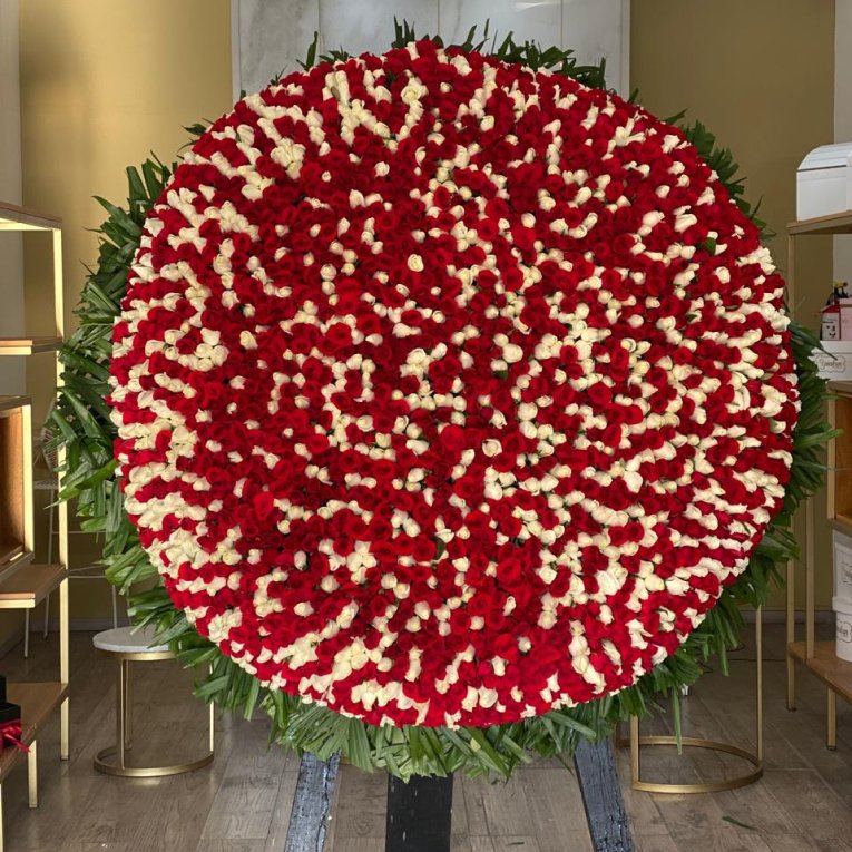 Corona de 1000 rosas blanca y rojas