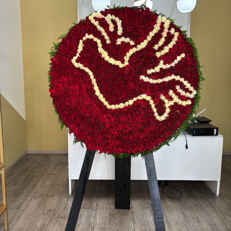 Corona plana con 1000 rosas blancas siempre te recordaremos