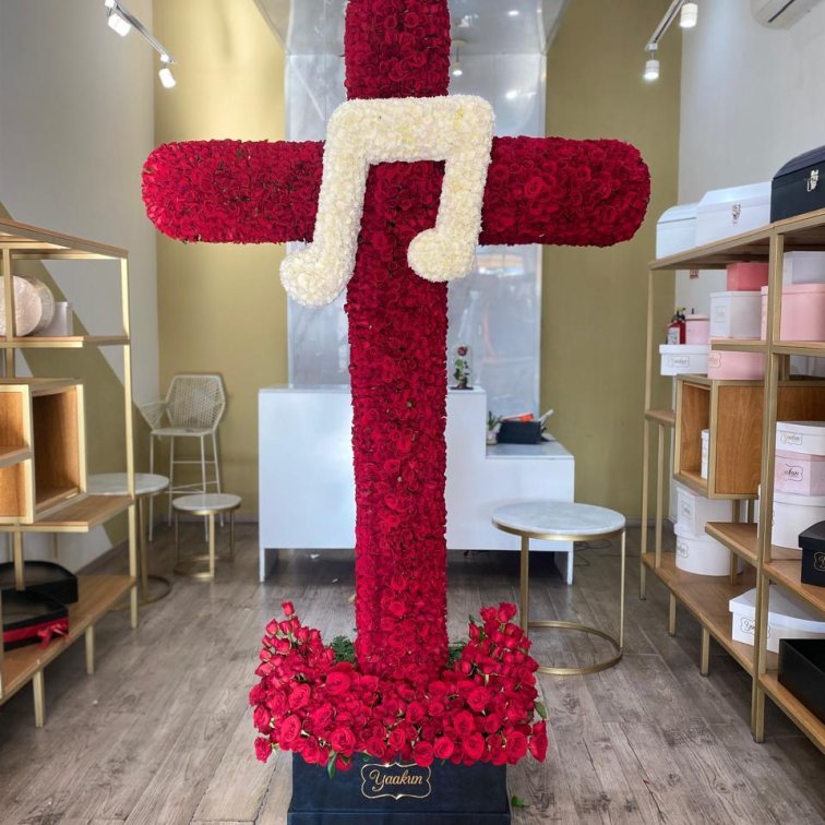 Cruz de 1800 rosas