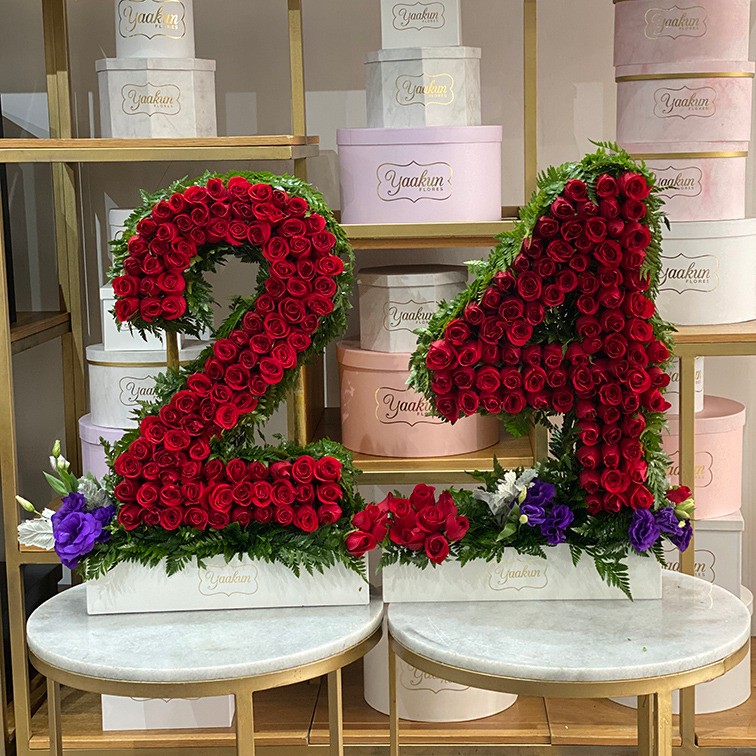 Duo esculturas de numero con rosas rojas amor mio