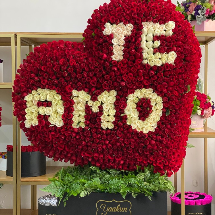 Escultura de 1000 rosas en forma de corazón con te amo