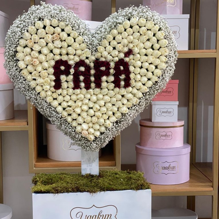 Escultura de 200 rosas blancas con gypso en caja blanca