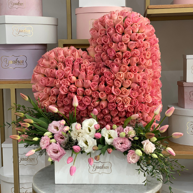 Escultura de 250 rosas rositas con 30 tulipanes y lisianthus