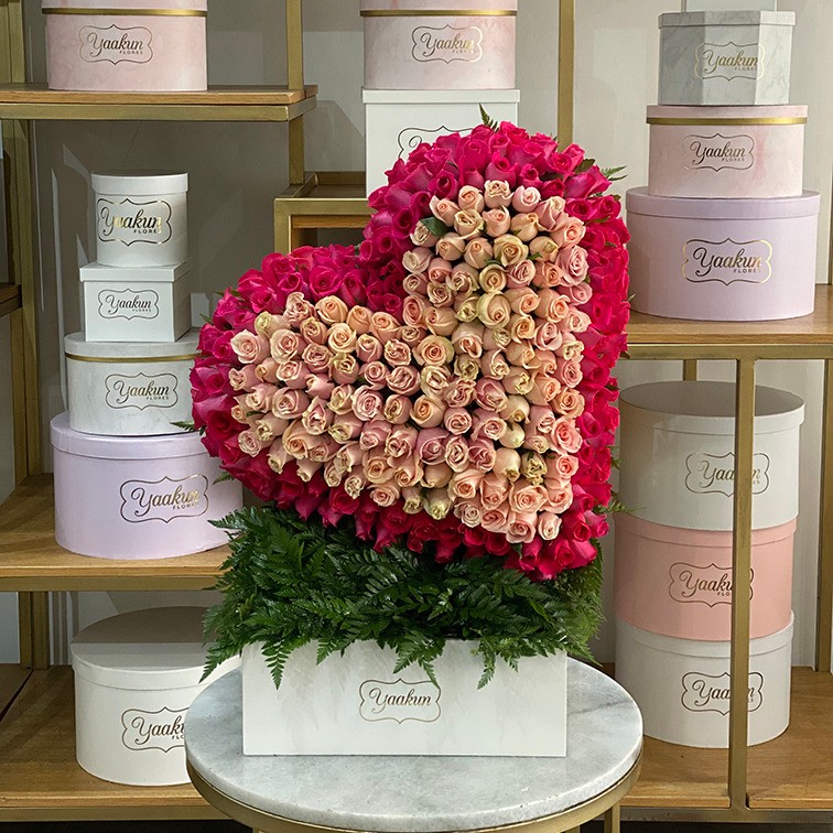 Escultura de corazón con 200 rosas pink con contorno fucsia en caja blanca