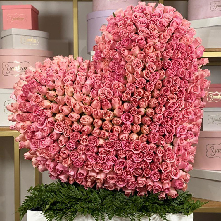 Escultura de corazón de 400 rosas rositas inclinado en caja blanca