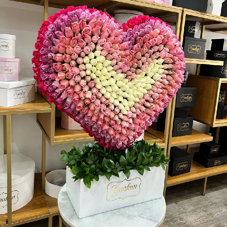 Escultura de corazón degrade de 800 rosas