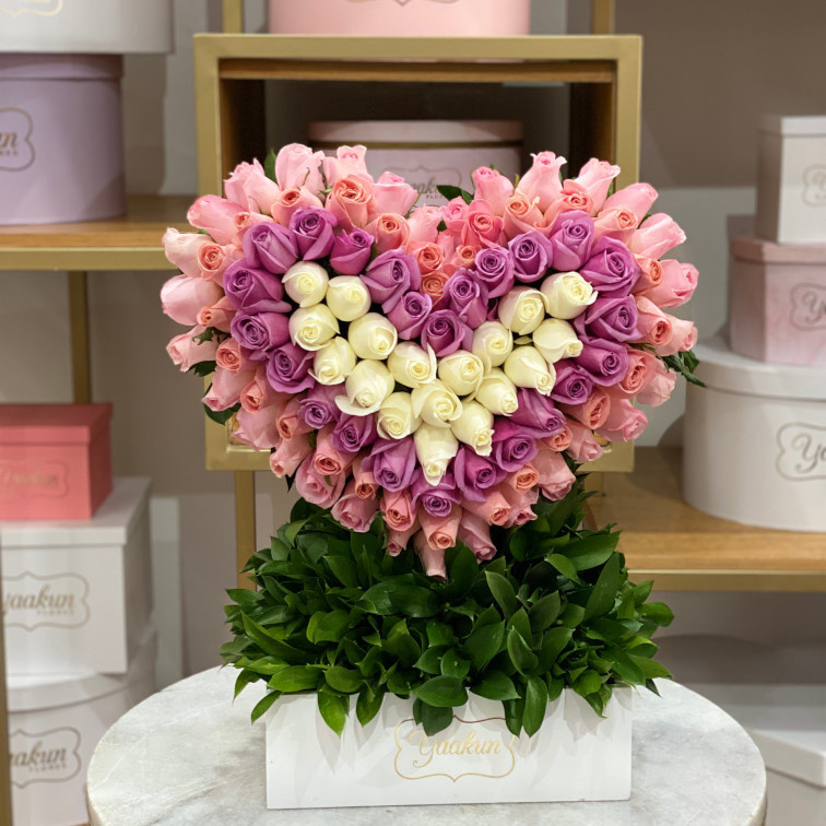 Escultura de corazón en caja blanca de 100 rosas degrade en tonos pastel
