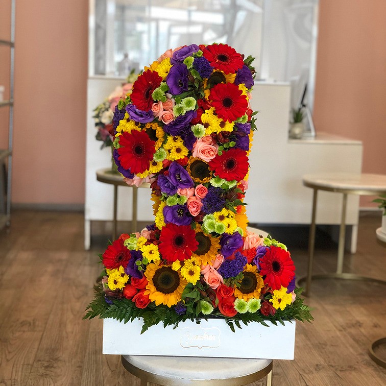Escultura de numero con flores primaverales