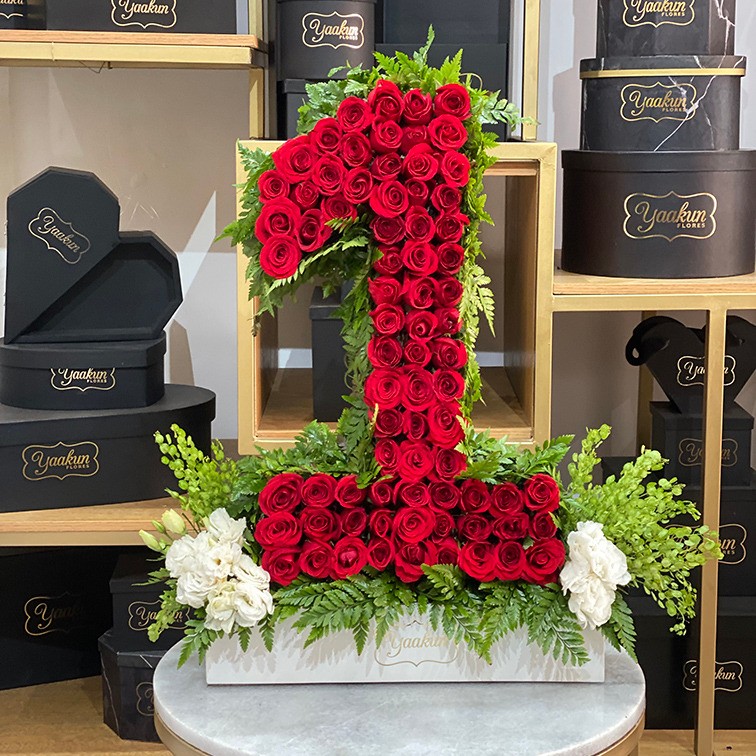 Escultura de numero con rosas rojas amor mio