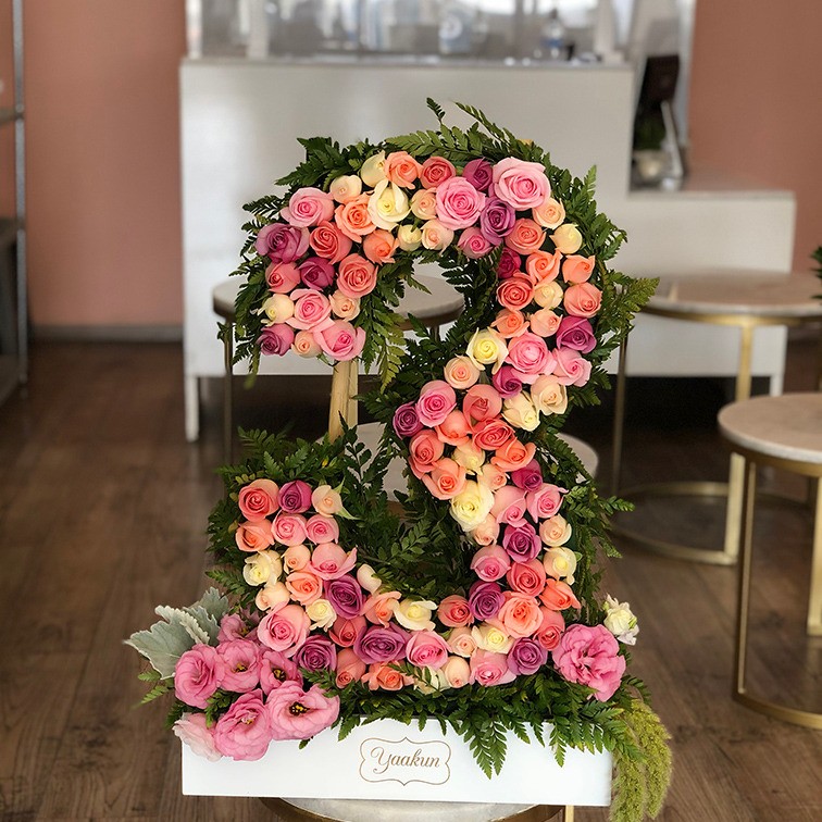 Escultura de numero en bases blanca con rosas te quiero