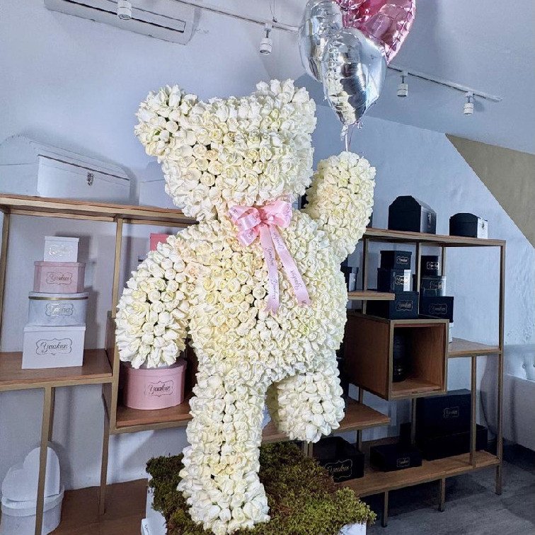 Escultura de oso de 2200 rosas blancas parado en caja blanca con 3 globos de helio