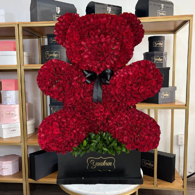 Escultura de oso de 1800 rosas rojas en caja negra