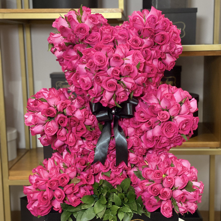 Escultura de oso de 450 rosas fucsias en caja negra