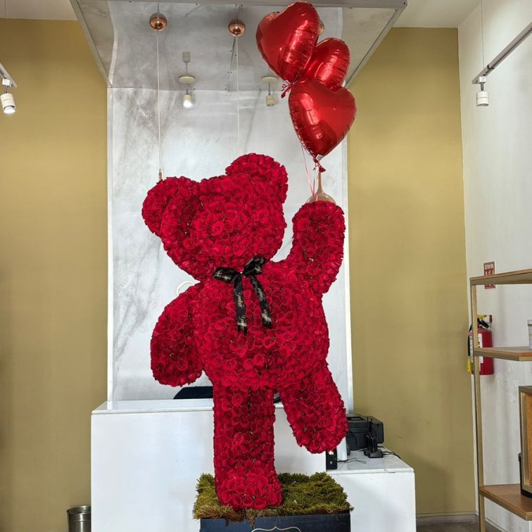 Escultura de oso parado 2200 rosas rojas en caja negra con 3 globos de helio