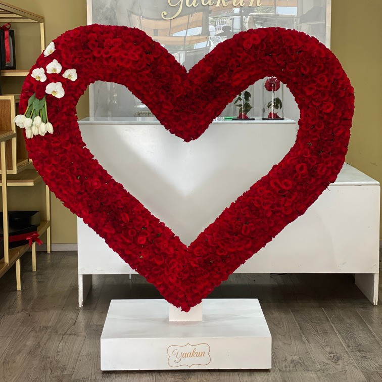 Escultura de silueta de corazón con 1700 rosas, tulipanes y orquídeas